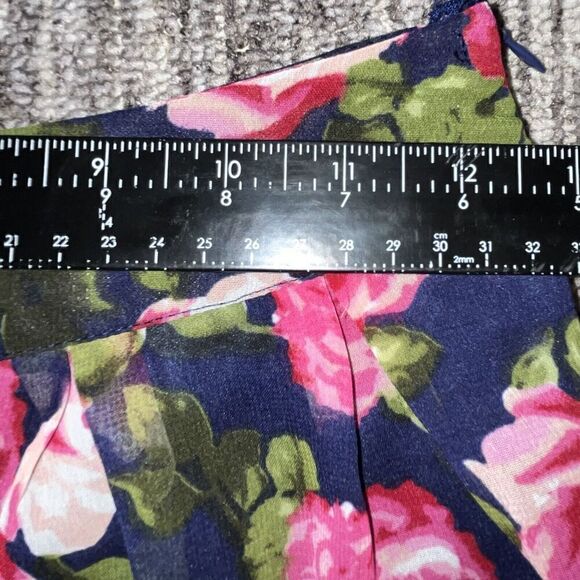 Charlotte Russe Women’s Shorts Sz XS Pink Roses Size Zip Lined Summer - Picture 6 of 8